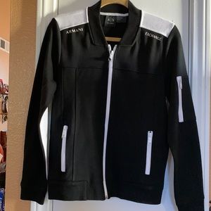 This is a brand new sweatshirt in great condition.